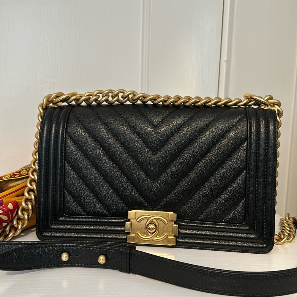 Chanel Flap V bag  Chev/black